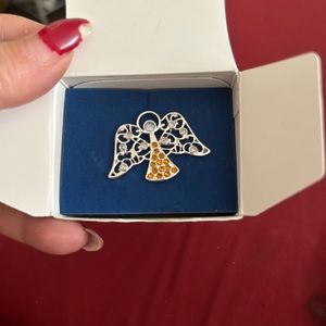 Women’s vintage Avon brooch